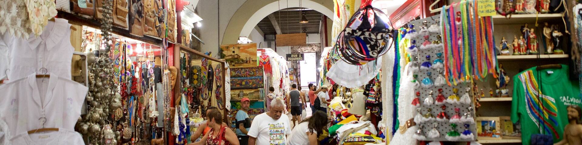 Mercado Modelo mettant en vedette vues intérieures et shopping