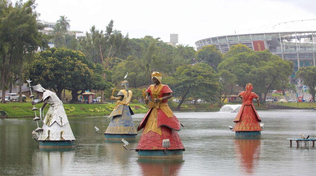 Estádio Fonte Nova mostrando um parque, um lago ou charco e uma estátua ou escultura