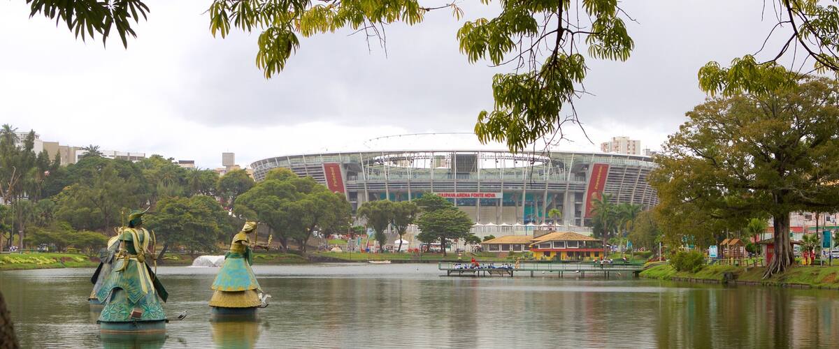 Fonte Nova Stadium qui includes lac ou étang, parc et statue ou sculpture