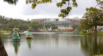 Estádio Fonte Nova que inclui um jardim, um lago ou charco e uma estátua ou escultura