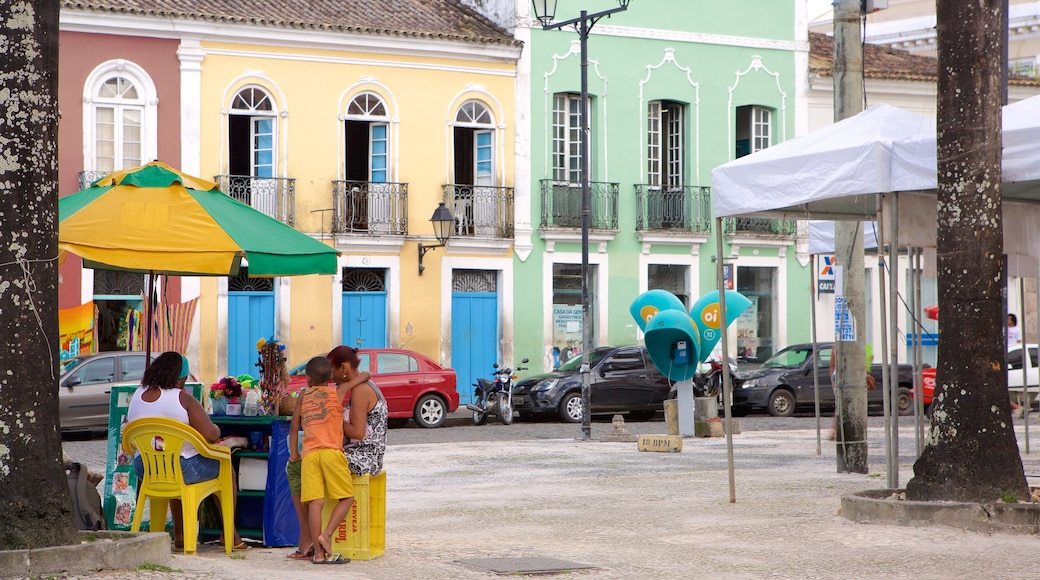 Terreiro de Jesus caracterizando cenas de rua e uma praça ou plaza assim como um pequeno grupo de pessoas