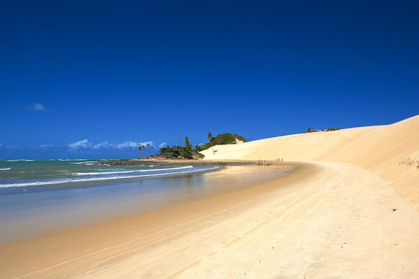 Genipabu Beach das einen allgemeine Küstenansicht und Sandstrand