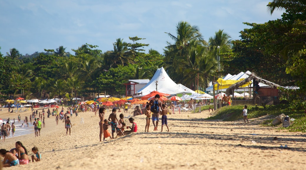 Playa de Taperapuan ofreciendo una playa y vista general a la costa y también un gran grupo de personas