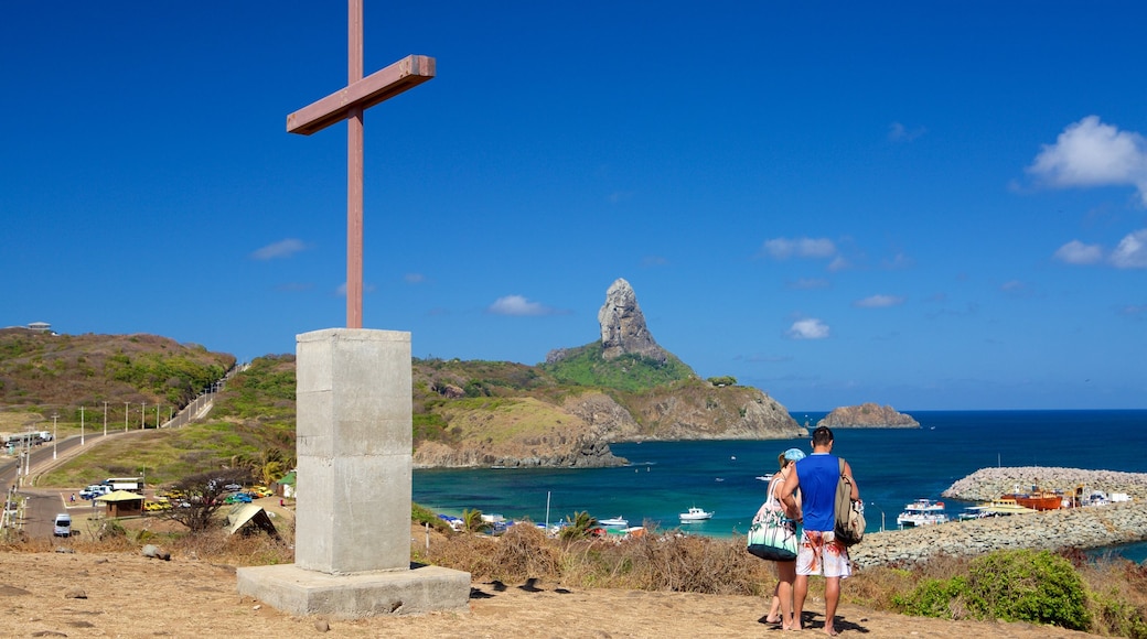 Capilla de San Pedro ofreciendo vista general a la costa, elementos religiosos y montañas