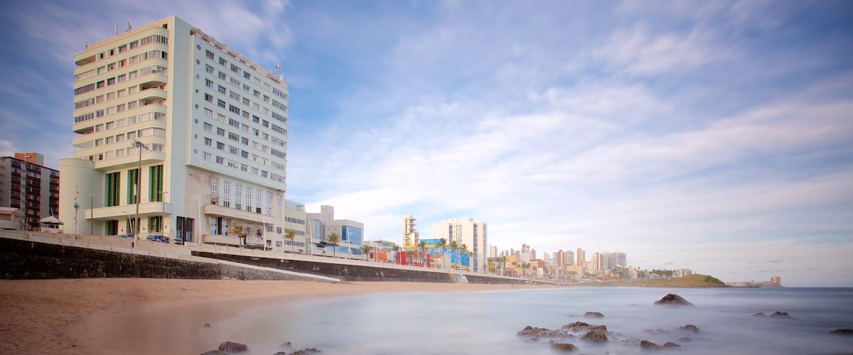 Praia do Farol da Barra mostrando paisagens litorâneas, uma cidade litorânea e uma praia