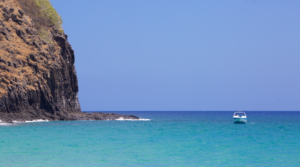 Praia de Cacimba do Padre mostrando vistas generales de la costa, paseos en lancha y costa rocosa