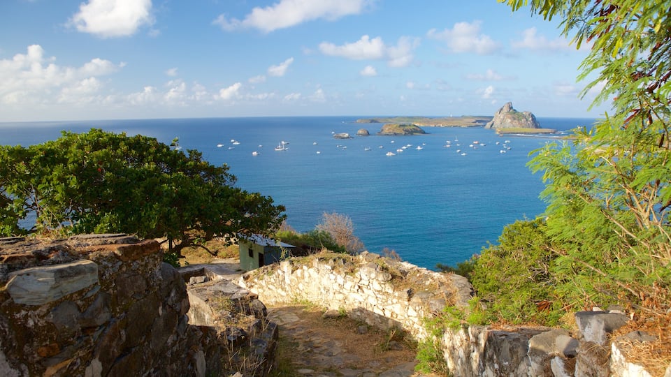Fuerte Remedios ofreciendo imágenes de una isla, ruinas de un edificio y elementos patrimoniales