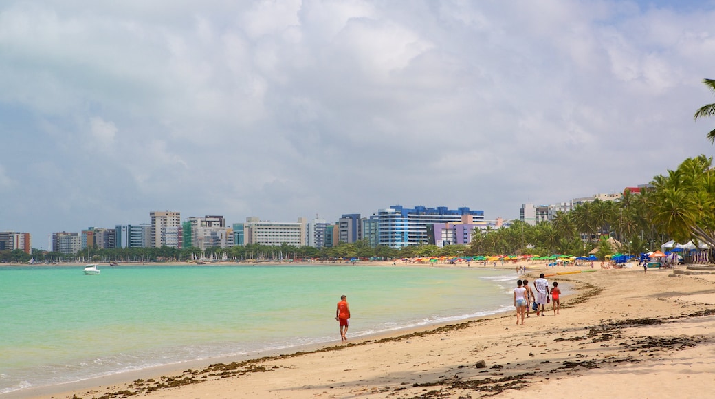 Pajucara-stranden som visar en sandstrand, kustutsikter och skyline