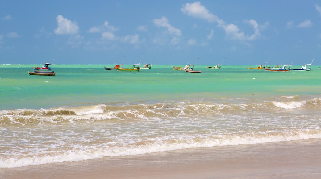 Pajuçara mit einem allgemeine Küstenansicht, Sandstrand und Bootfahren