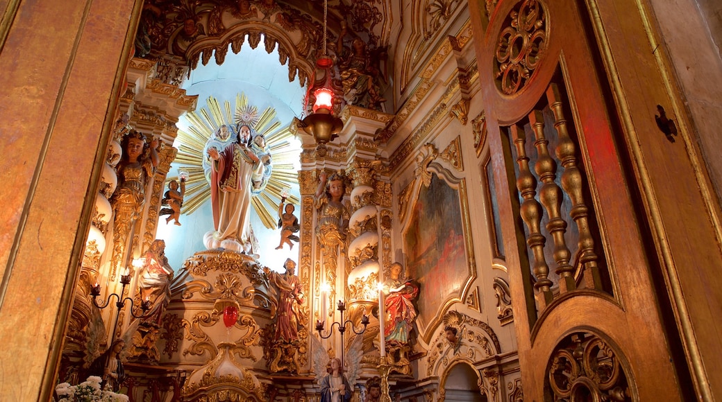 Iglesia de Nuestra Señora de Concepción de la Playa mostrando una iglesia o catedral, una estatua o escultura y vistas de interior