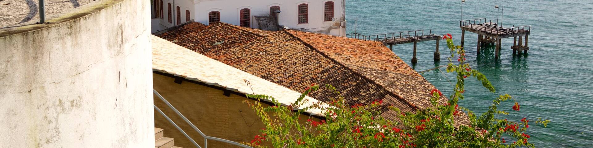 Musée d\'art moderne Solar do Unhao montrant vues littorales