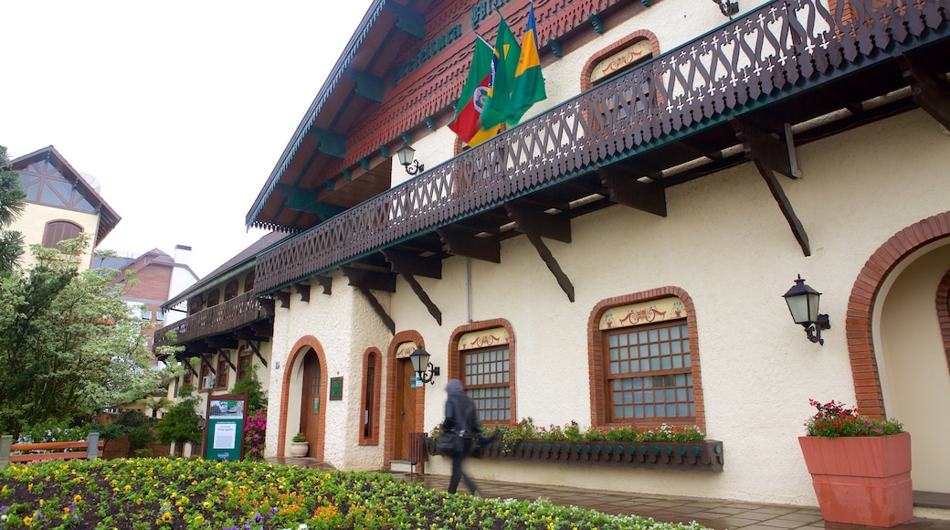 Prefeitura Municipal de Gramado showing an administrative building