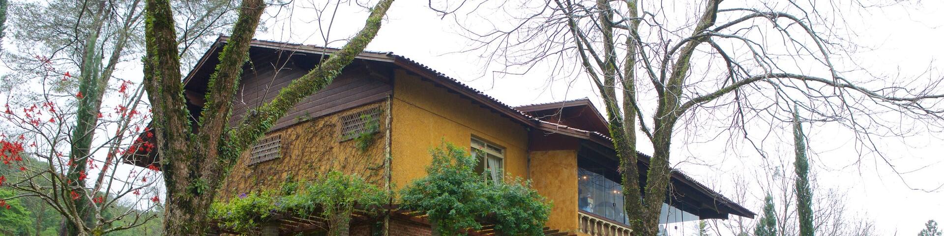 Le Jardin Lavender Park showing a park