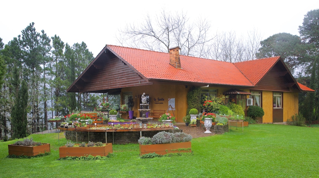 Le Jardin Lavender Park showing a park