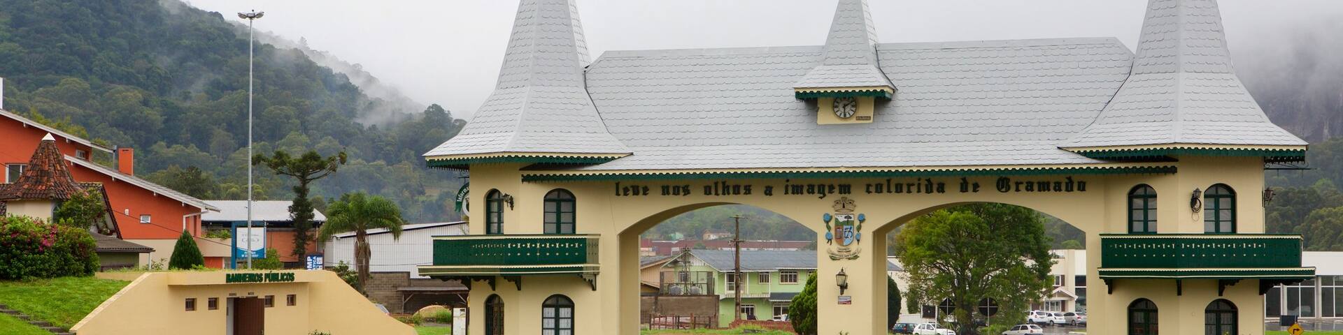 Portico via Taquara showing a city, signage and street scenes