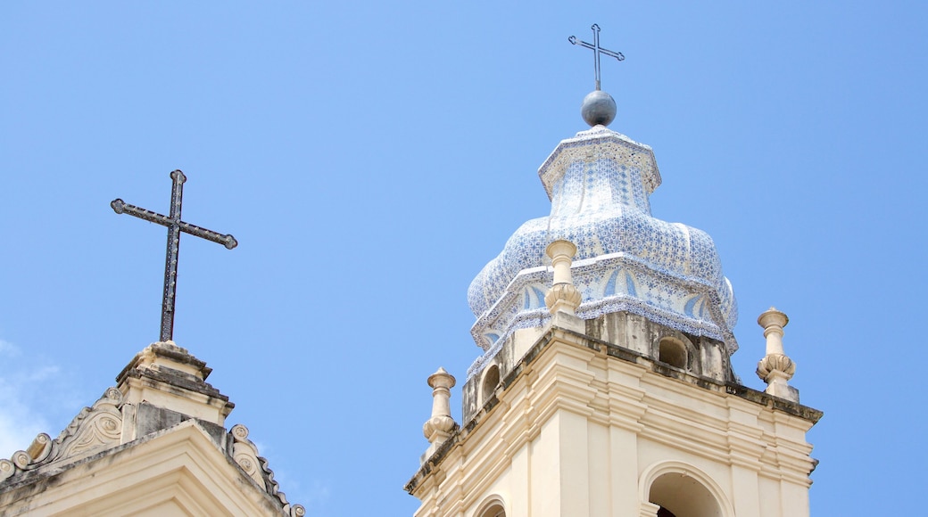 Catedral metropolitana de Maceio que incluye una iglesia o catedral, elementos del patrimonio y elementos religiosos