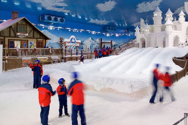 Gramado showing snow tubing, snow and interior views