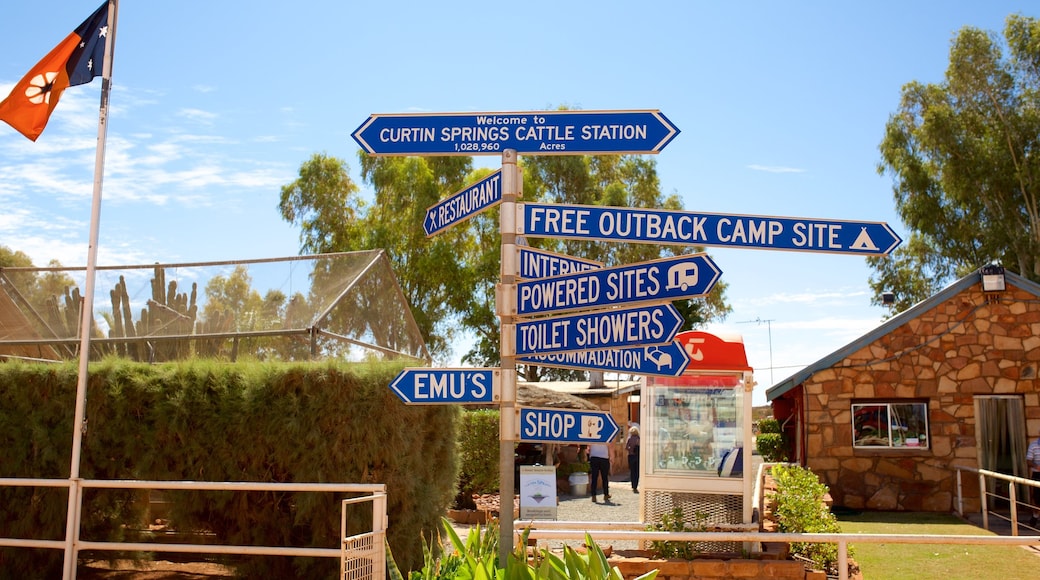 Red Centre mit einem Beschilderung und ruhige Szenerie