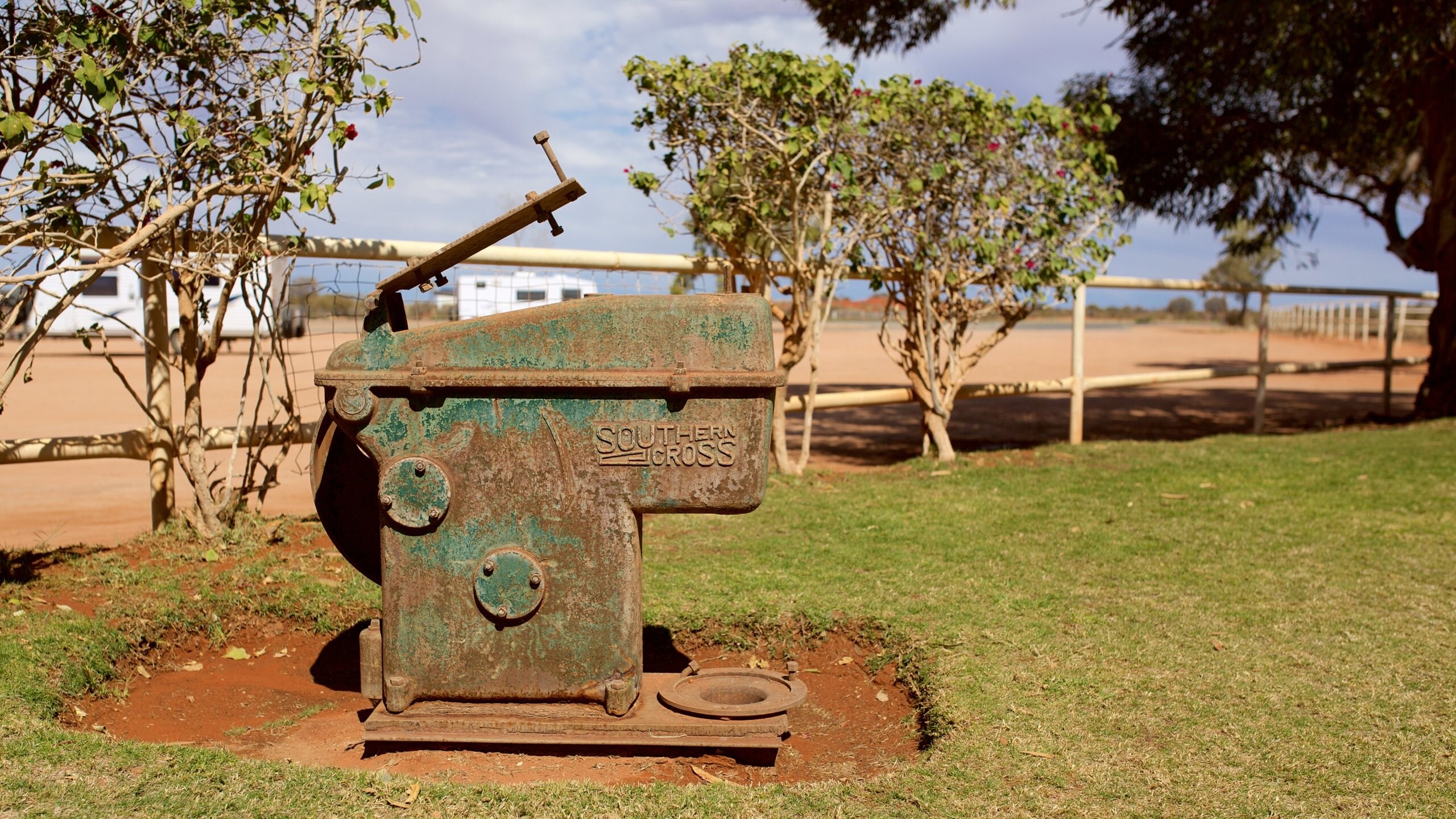 Alice Springs showing tranquil scenes and a monument