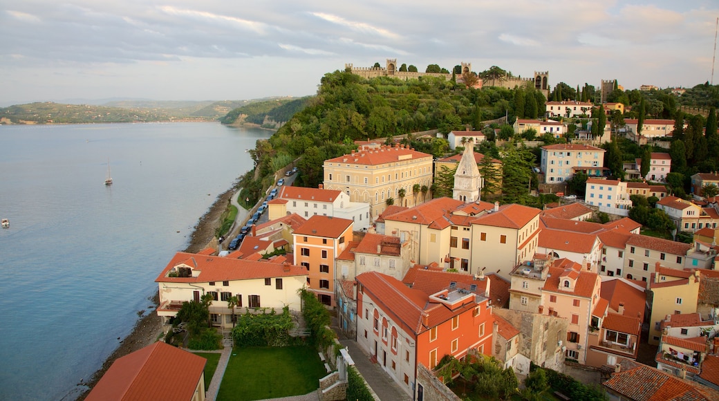 Piran toont een stad en een rivier of beek