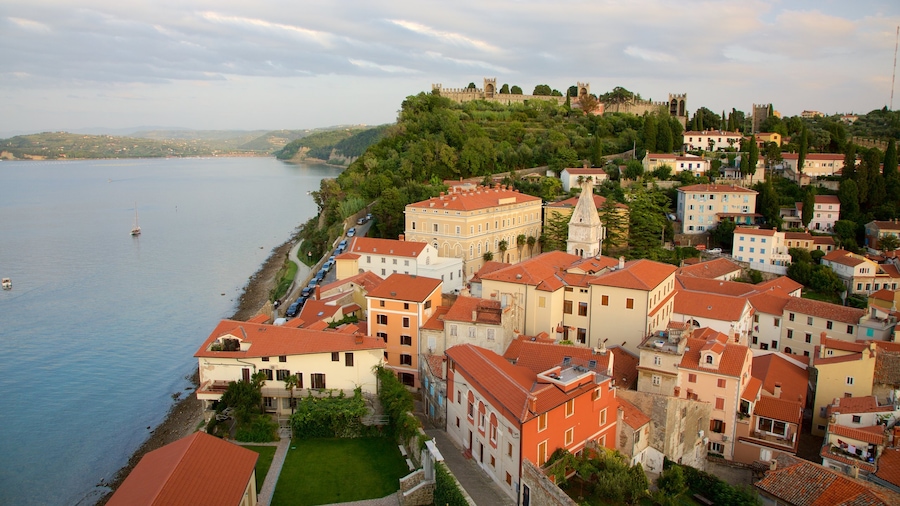 Piran mostrando un río o arroyo y una ciudad