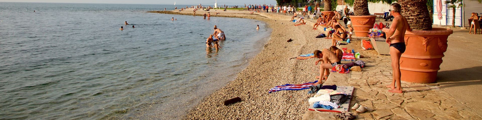 Leuchtturmpark mit einem Steinstrand, Schwimmen und Küstenort