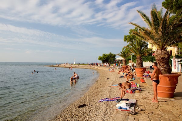 Parc du phare mettant en vedette ville cĂŽtiĂšre, baignade et plage de galets
