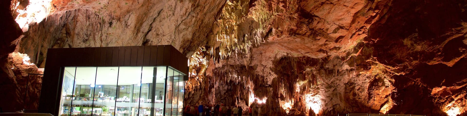 Postjona Caves which includes caves
