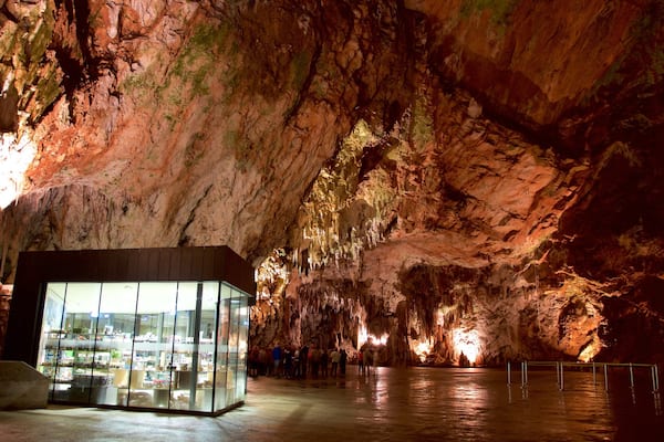 Postjona Caves welches beinhaltet Höhlen