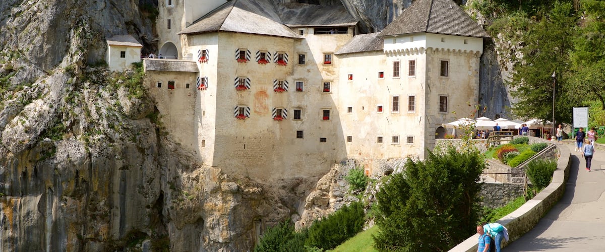 Predjama Castle qui includes patrimoine architectural et ville côtière