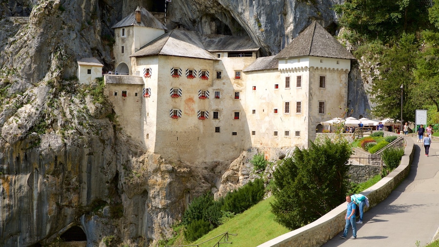 Castello di Predjama mostrando architettura d\'epoca e località costiera