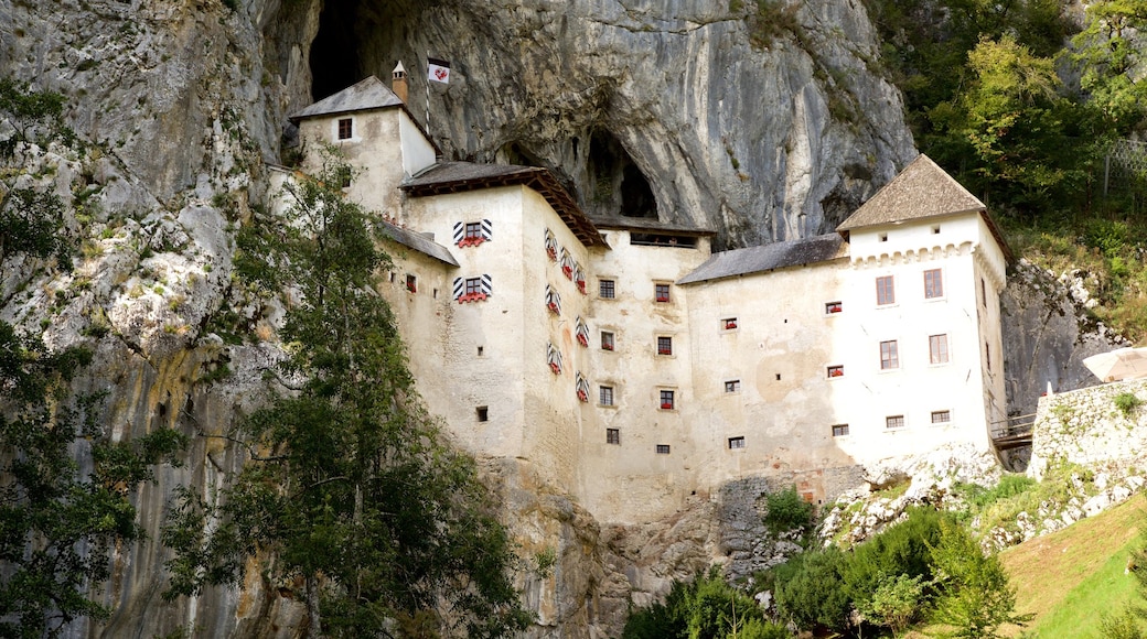 Castillo de Predjama ofreciendo patrimonio de arquitectura