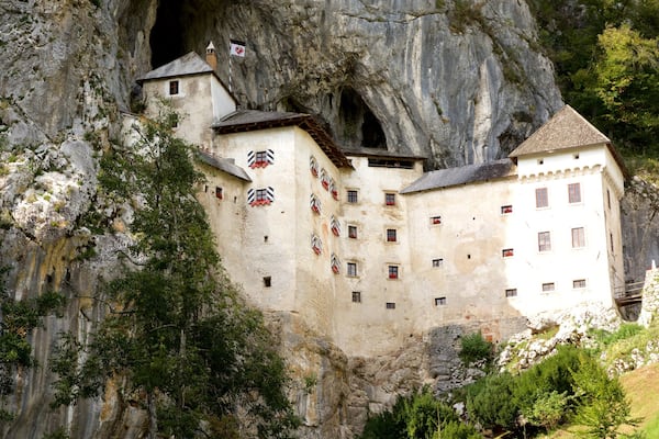 Predjama Castle welches beinhaltet historische Architektur