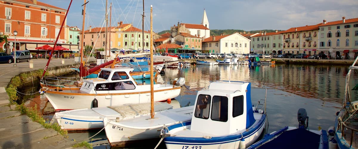 Puerto deportivo de Izola mostrando paseos en lancha, una marina y una ciudad costera