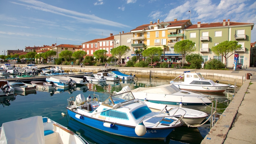 Jachthaven van Izola bevat een jachthaven, een kuststadje en varen