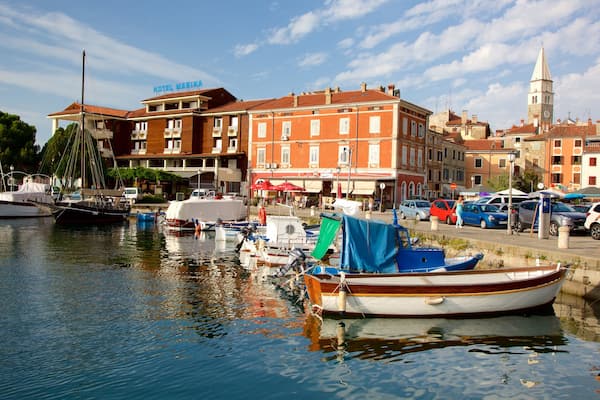 Marina d\'Izola mettant en vedette ville cĂŽtiĂšre, marina et navigation