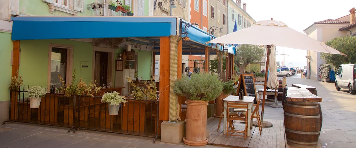Izola que inclui cenas de rua e cenas de cafeteria