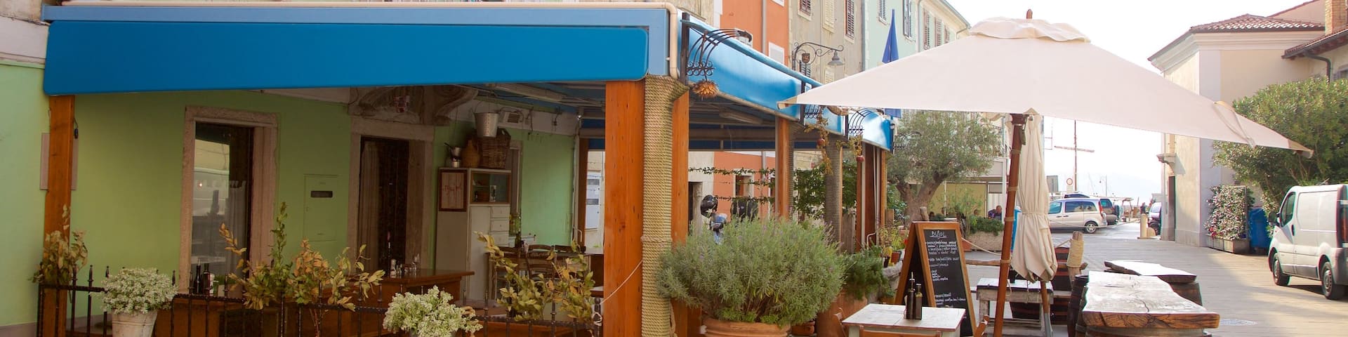 Izola montrant scÚnes de rue et scÚnes de café