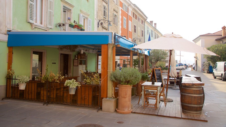 Izola which includes café scenes and street scenes
