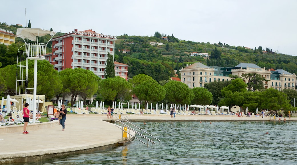 Playa de Portoroz que incluye un hotel, una ciudad costera y vistas generales de la costa