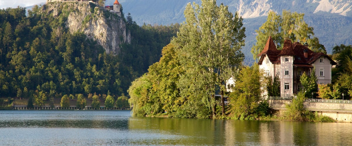 Lake Bled which includes a lake or waterhole and mountains