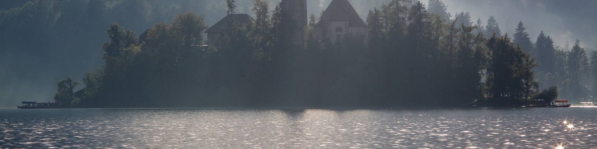 Church of Sv Marika Bozja montrant château ou palais, lac ou étang et brume ou brouillard