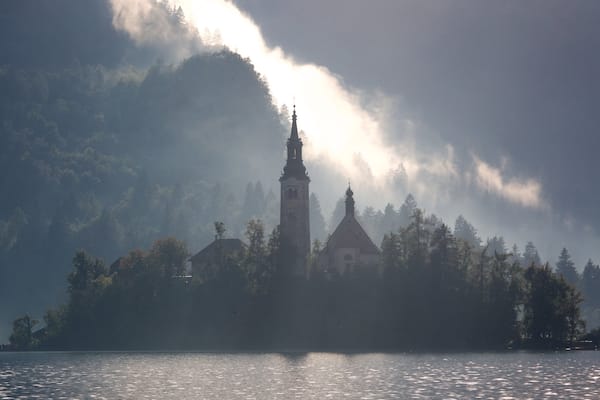 Church of Sv Marika Bozja montrant château ou palais, lac ou étang et brume ou brouillard