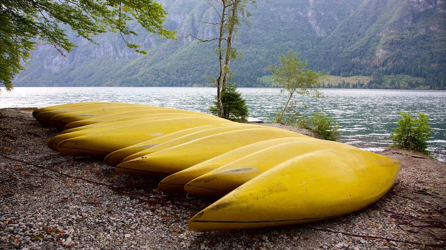 Bohinj-søen som viser en sø eller et vandhul og kajaksejlads eller kanosejlads