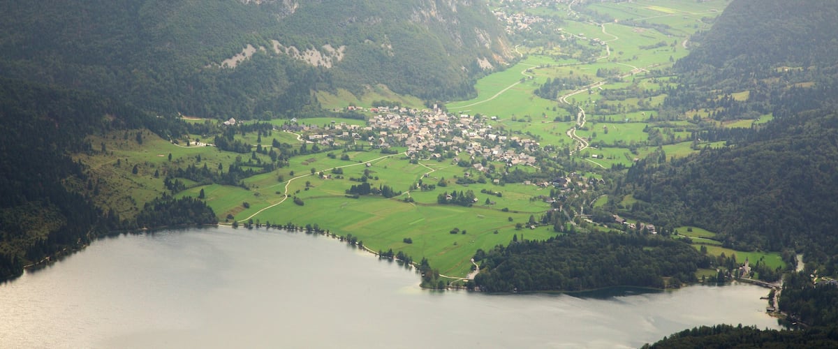 Triglav National Park showing a small town or village, mountains and a lake or waterhole