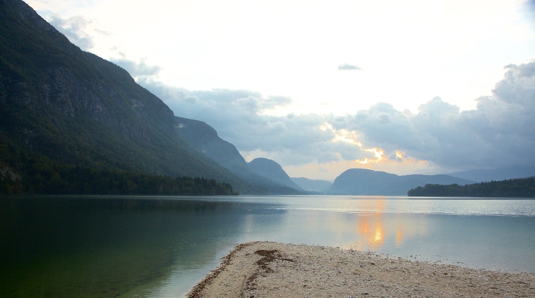 Bohinj-See welches beinhaltet See oder Wasserstelle, Berge und Sonnenuntergang