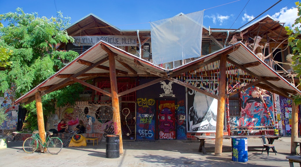 Metelkova caracterizando uma cidade pequena ou vila e arte ao ar livre