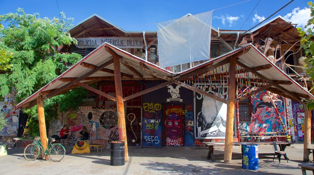 Metelkova che include piccola città o villaggio e arte urbana