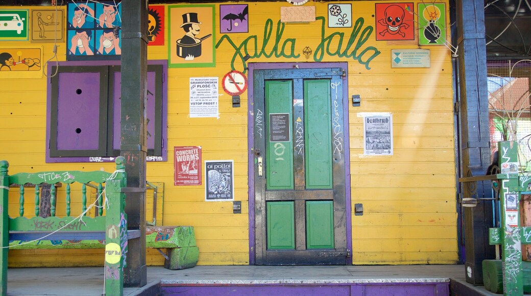 Metelkova caracterizando arte ao ar livre e uma cidade pequena ou vila