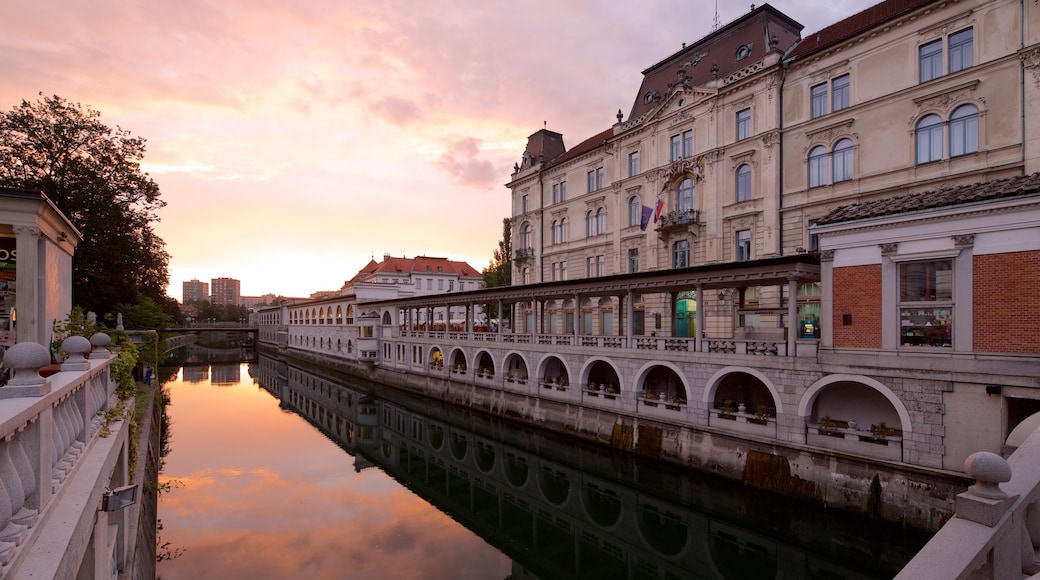 Triple Bridge das einen Fluss oder Bach, Sonnenuntergang und Stadt